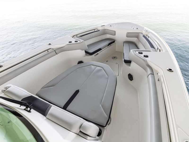 Boston Whaler 330 Outrage bow seating