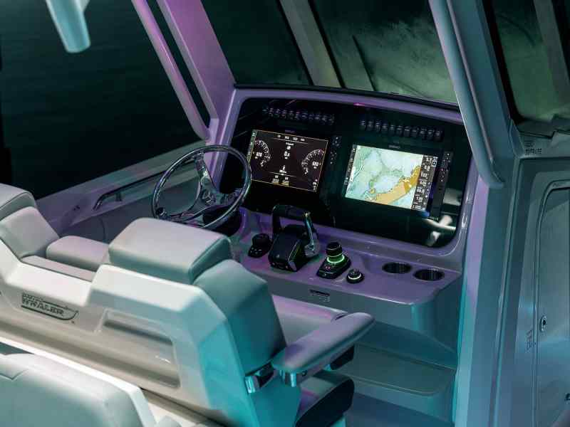 Boston Whaler 330 Outrage helm
